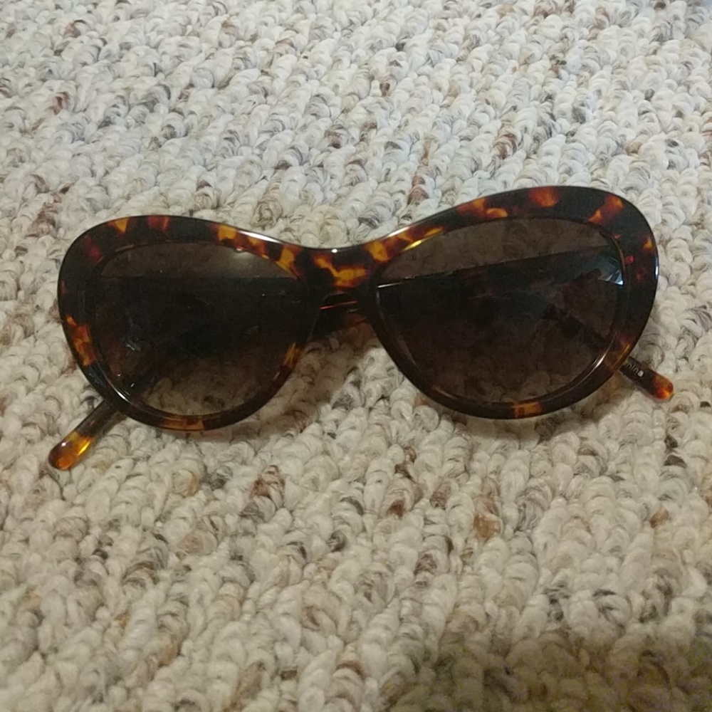 Light turtleshell sunglasses